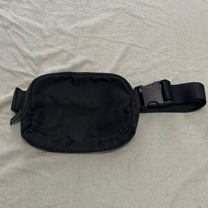 Lululemon Everywhere Belt Bag 1L Black preloved